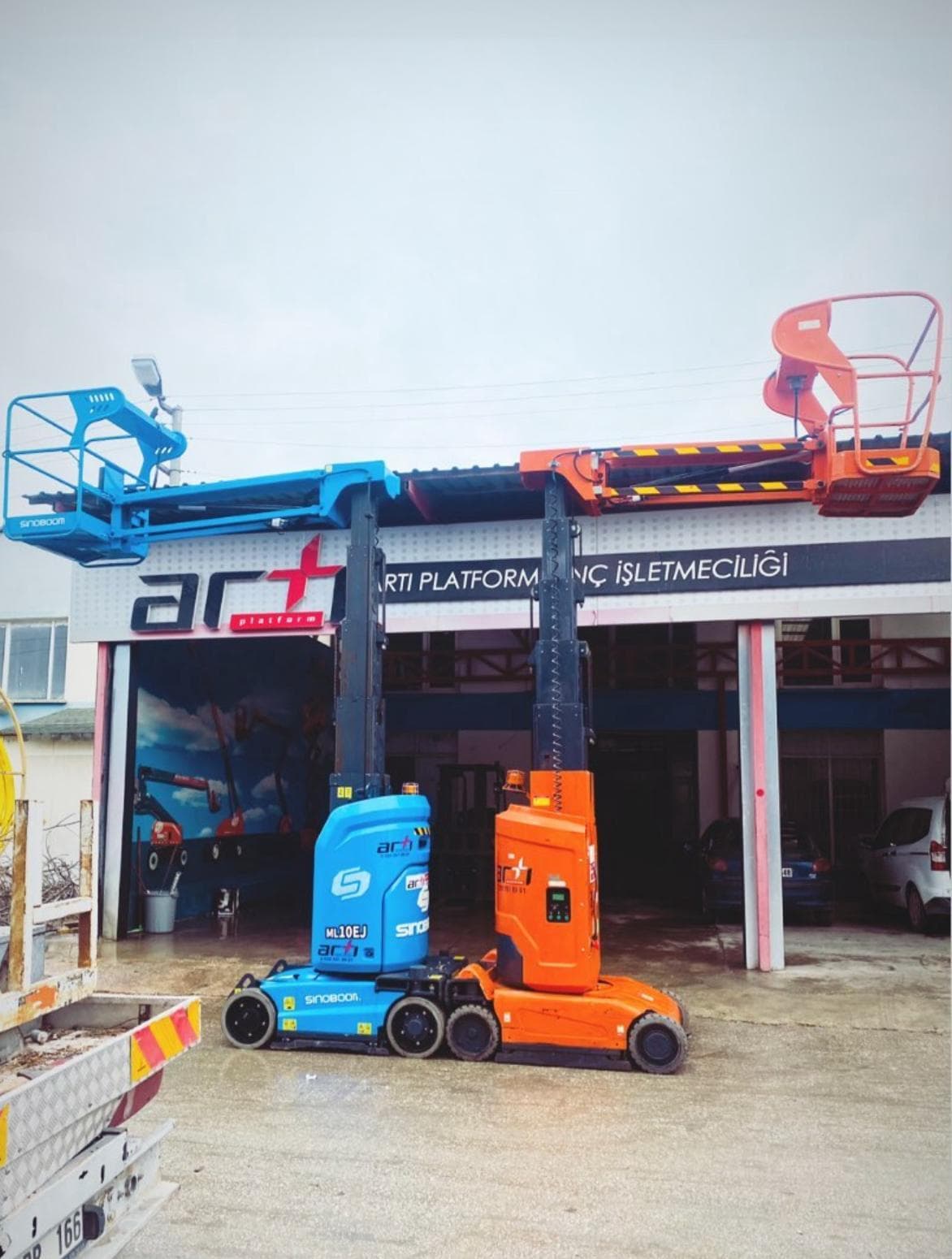 Makine parkında dikey personel yükseltici