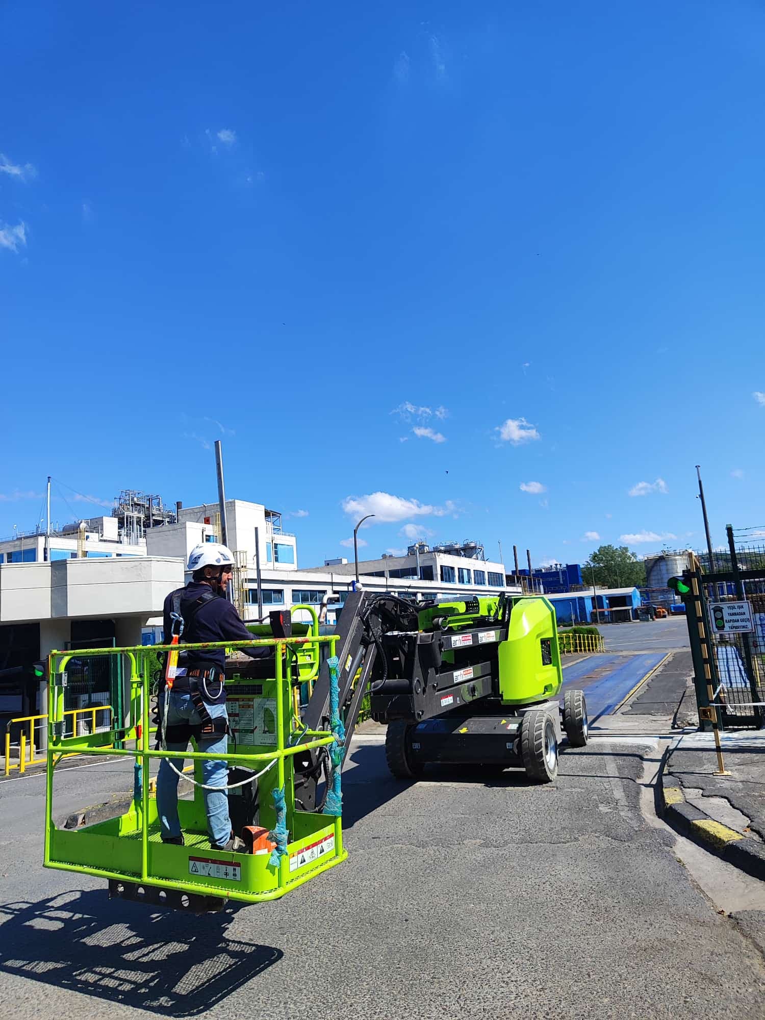 Bozüyük Seramik Fabrikaları İçin Manlift Kiralama saha detayı